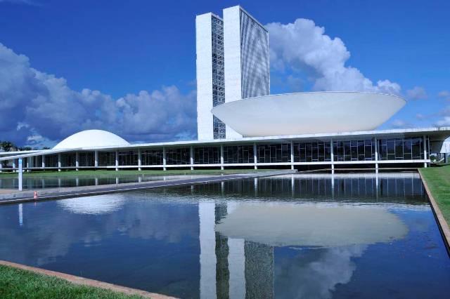 PEC das Drogas Propõe Retrocesso na Legislação Sobre Cannabis e Ameaça Direitos Civis